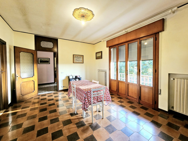 A Villa Estense, immerso nella tranquillità e nel verde, proponiamo in vendita un ampio appartame...