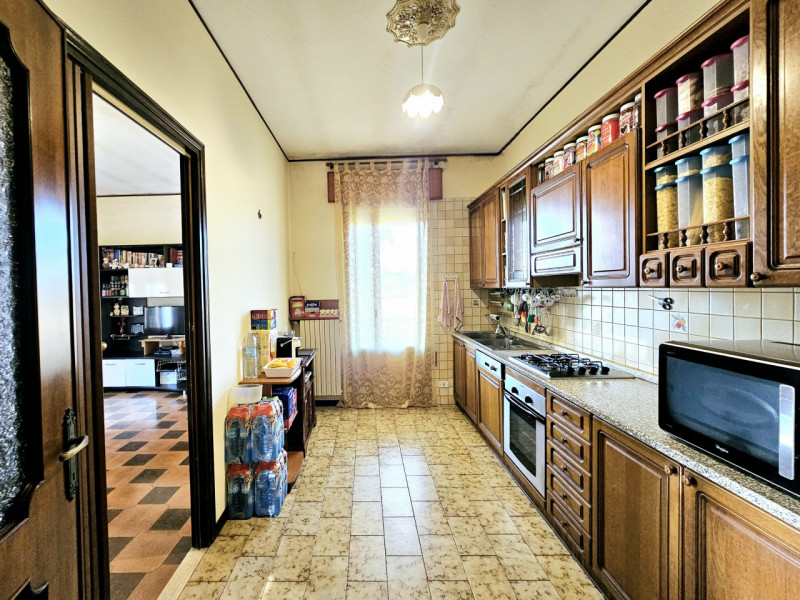 A Villa Estense, immerso nella tranquillità e nel verde, proponiamo in vendita un ampio appartame...