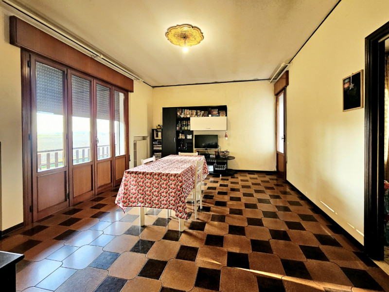 A Villa Estense, immerso nella tranquillità e nel verde, proponiamo in vendita un ampio appartame...