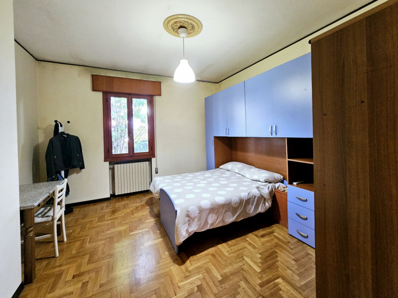 A Villa Estense, immerso nella tranquillità e nel verde, proponiamo in vendita un ampio appartame...