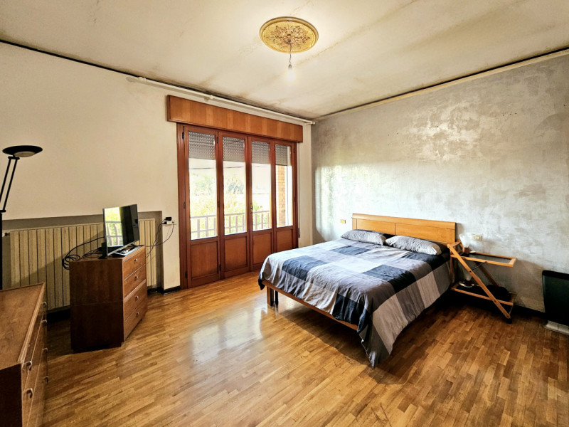 A Villa Estense, immerso nella tranquillità e nel verde, proponiamo in vendita un ampio appartame...