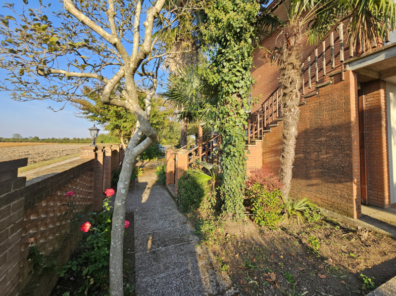 A Villa Estense, immerso nella tranquillità e nel verde, proponiamo in vendita un ampio appartame...