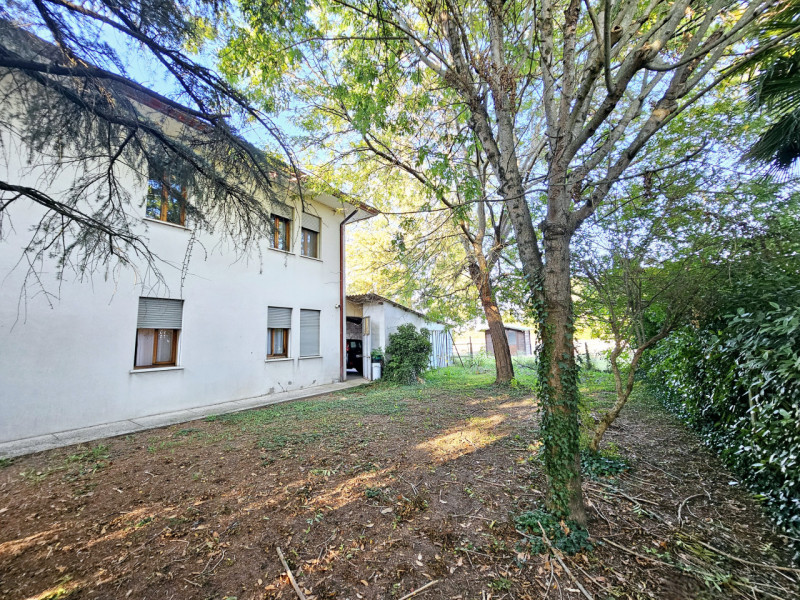 A Villa Estense, immerso nella tranquillità e nel verde, proponiamo in vendita un ampio appartame...