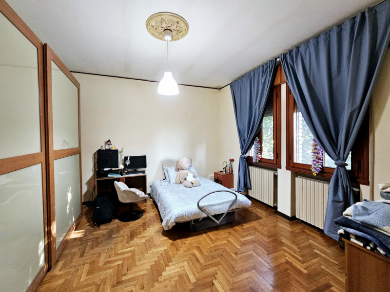 A Villa Estense, immerso nella tranquillità e nel verde, proponiamo in vendita un ampio appartame...