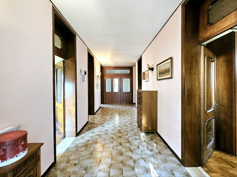 A Villa Estense, immerso nella tranquillità e nel verde, proponiamo in vendita un ampio appartame...