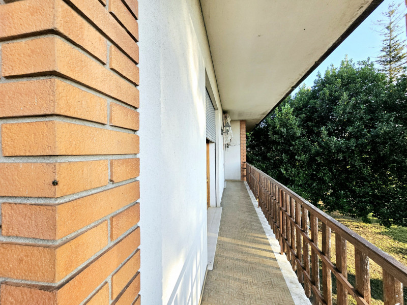 A Villa Estense, immerso nella tranquillità e nel verde, proponiamo in vendita un ampio appartame...