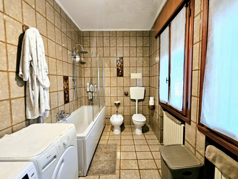 A Villa Estense, immerso nella tranquillità e nel verde, proponiamo in vendita un ampio appartame...