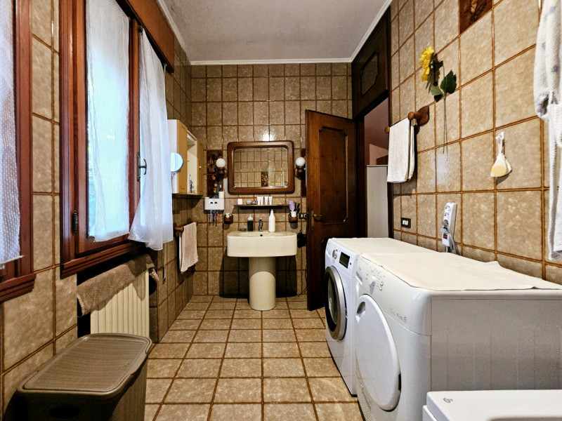 A Villa Estense, immerso nella tranquillità e nel verde, proponiamo in vendita un ampio appartame...