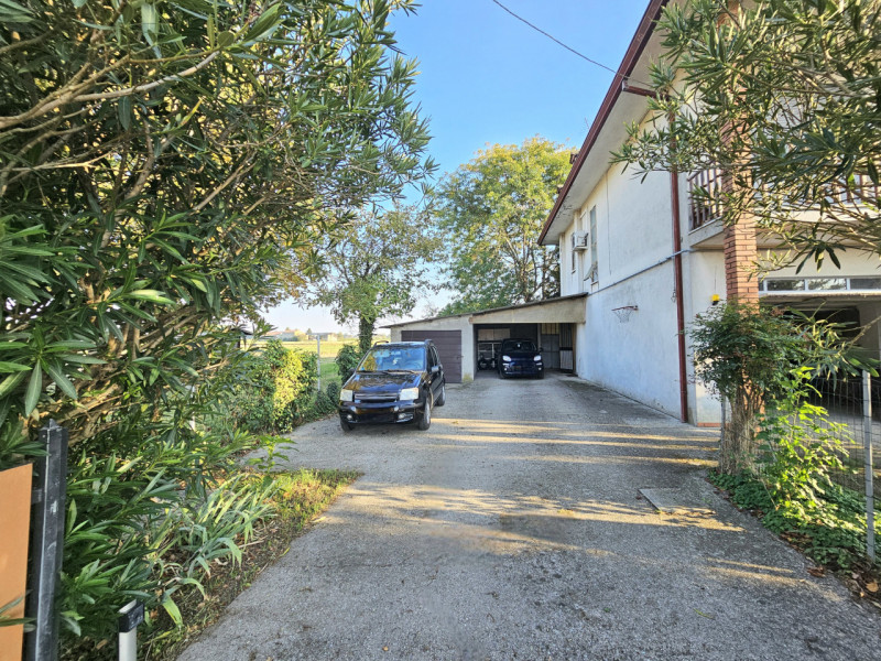 A Villa Estense, immerso nella tranquillità e nel verde, proponiamo in vendita un ampio appartame...