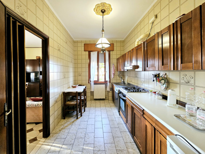 A Villa Estense, immerso nella tranquillità e nel verde, proponiamo in vendita uno spazioso appar...