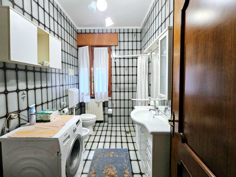 A Villa Estense, immerso nella tranquillità e nel verde, proponiamo in vendita uno spazioso appar...