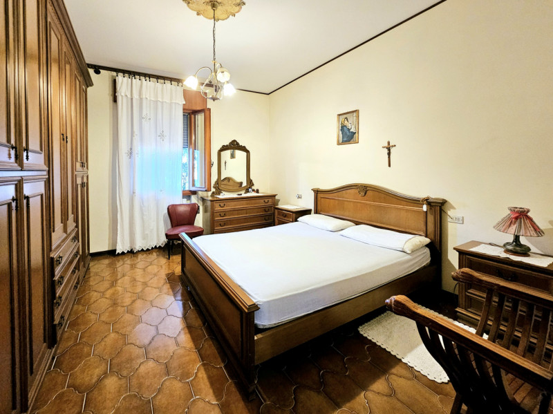 A Villa Estense, immerso nella tranquillità e nel verde, proponiamo in vendita uno spazioso appar...