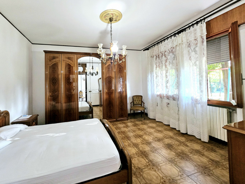 A Villa Estense, immerso nella tranquillità e nel verde, proponiamo in vendita uno spazioso appar...