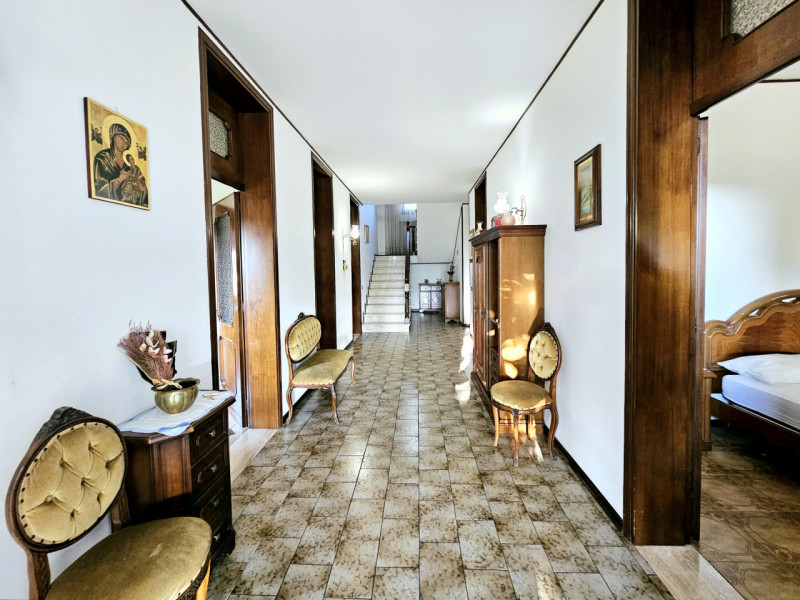 A Villa Estense, immerso nella tranquillità e nel verde, proponiamo in vendita uno spazioso appar...