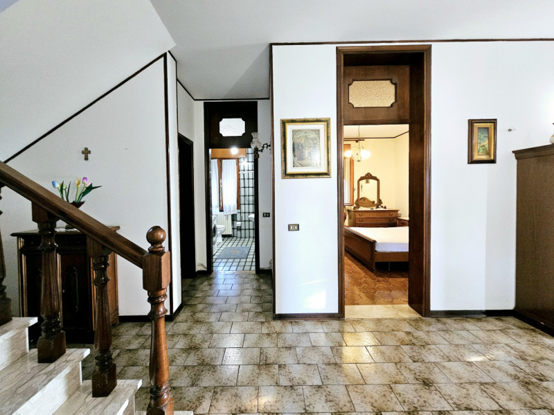 A Villa Estense, immerso nella tranquillità e nel verde, proponiamo in vendita uno spazioso appar...