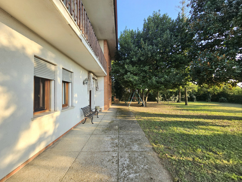 A Villa Estense, immerso nella tranquillità e nel verde, proponiamo in vendita uno spazioso appar...