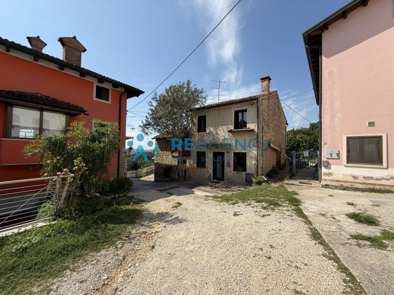 Se cerchi un immobile da ristrutturare, situato nell’ambita zona di Creazzo Colle, dotato di ingr...