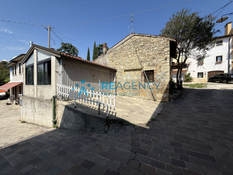 Se cerchi un immobile da ristrutturare, situato nell’ambita zona di Creazzo Colle, dotato di ingr...