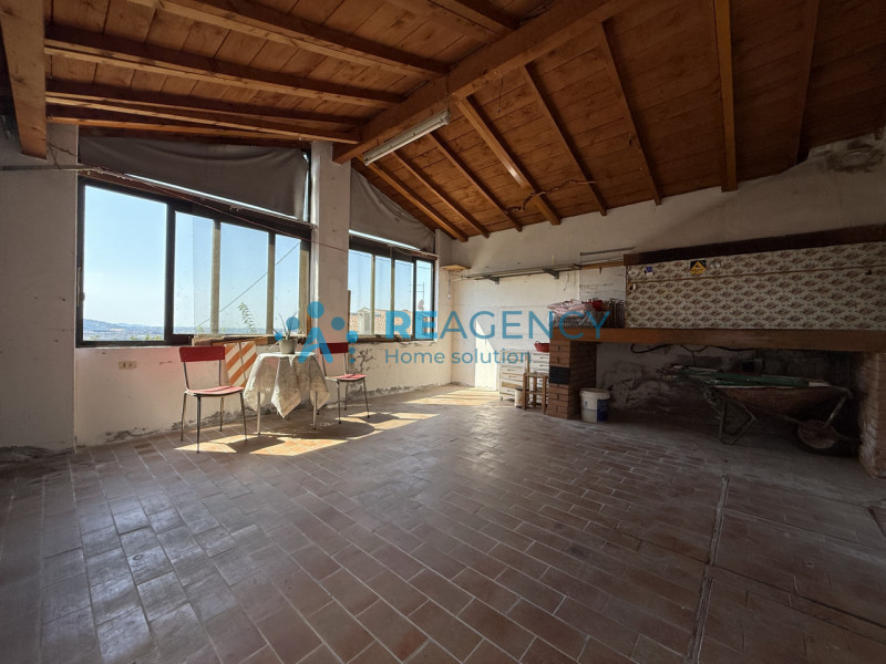 Se cerchi un immobile da ristrutturare, situato nell’ambita zona di Creazzo Colle, dotato di ingr...