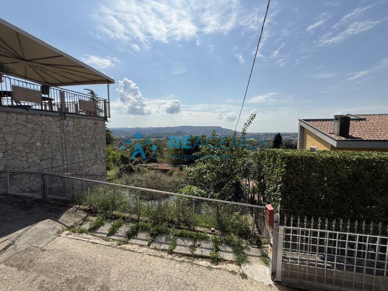 Se cerchi un immobile da ristrutturare, situato nell’ambita zona di Creazzo Colle, dotato di ingr...