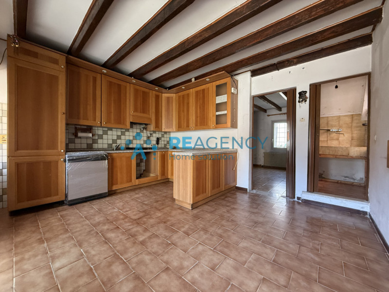 Se cerchi un immobile da ristrutturare, situato nell’ambita zona di Creazzo Colle, dotato di ingr...