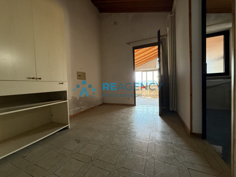 Se cerchi un immobile da ristrutturare, situato nell’ambita zona di Creazzo Colle, dotato di ingr...