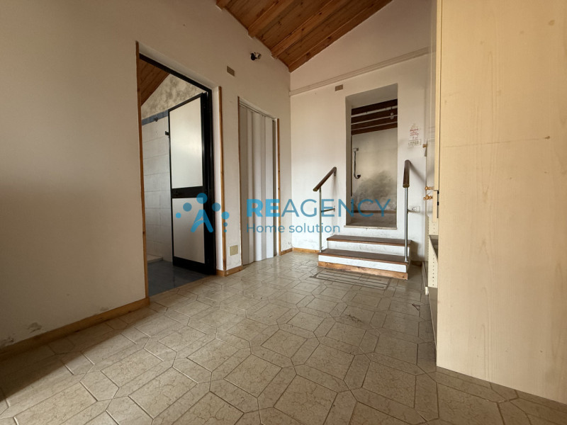 Se cerchi un immobile da ristrutturare, situato nell’ambita zona di Creazzo Colle, dotato di ingr...