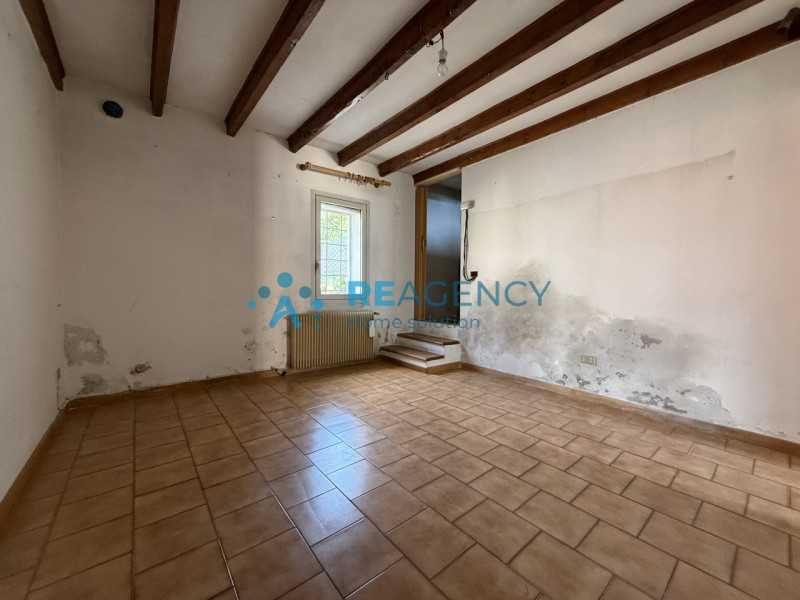 Se cerchi un immobile da ristrutturare, situato nell’ambita zona di Creazzo Colle, dotato di ingr...