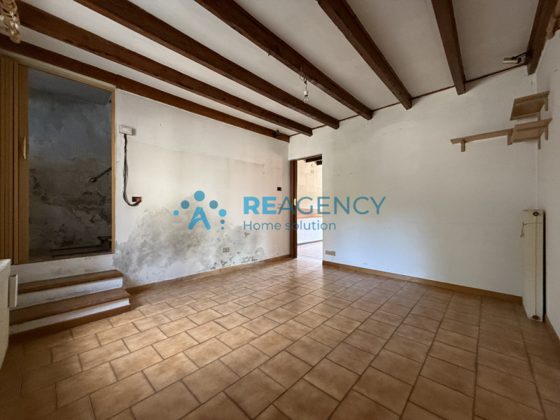 Se cerchi un immobile da ristrutturare, situato nell’ambita zona di Creazzo Colle, dotato di ingr...