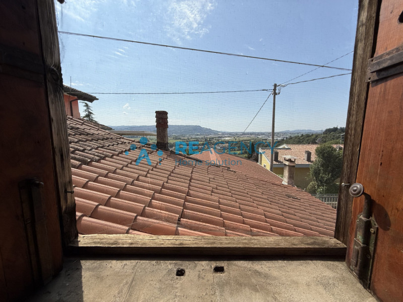 Se cerchi un immobile da ristrutturare, situato nell’ambita zona di Creazzo Colle, dotato di ingr...