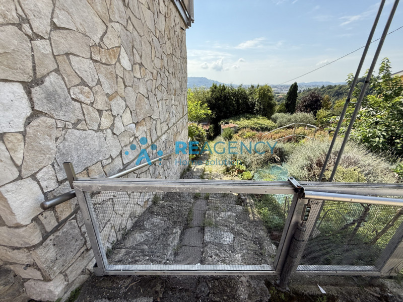 Se cerchi un immobile da ristrutturare, situato nell’ambita zona di Creazzo Colle, dotato di ingr...