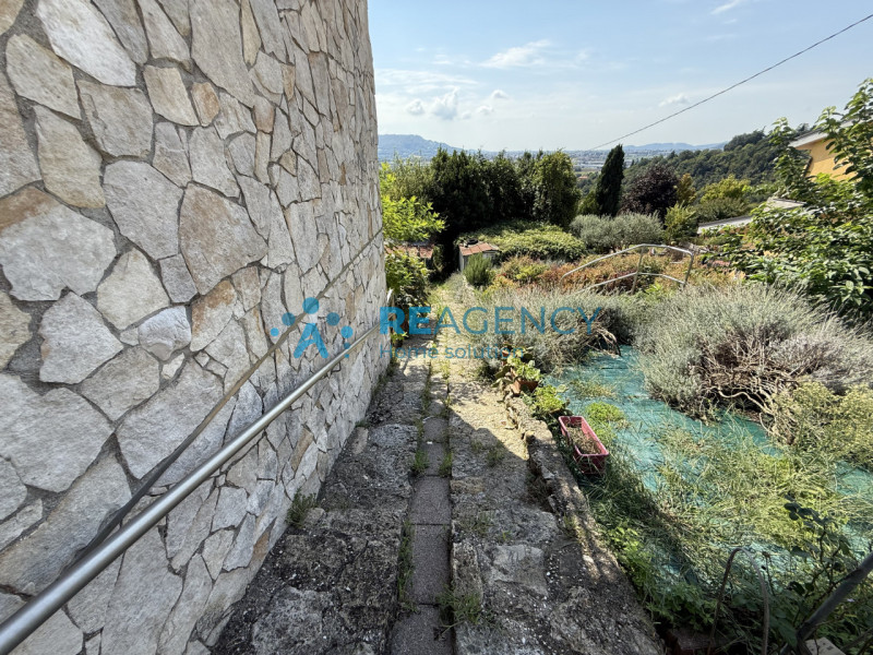 Se cerchi un immobile da ristrutturare, situato nell’ambita zona di Creazzo Colle, dotato di ingr...