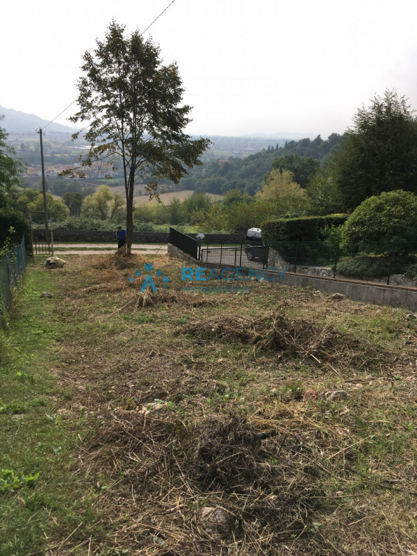 Se cerchi un immobile da ristrutturare, situato nell’ambita zona di Creazzo Colle, dotato di ingr...