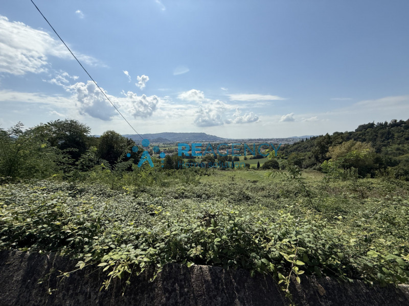 Se cerchi un immobile da ristrutturare, situato nell’ambita zona di Creazzo Colle, dotato di ingr...