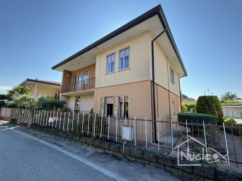 Pernumia, in quartiere residenziale tranquillo, su strada di quartiere poco trafficata, vendesi c...