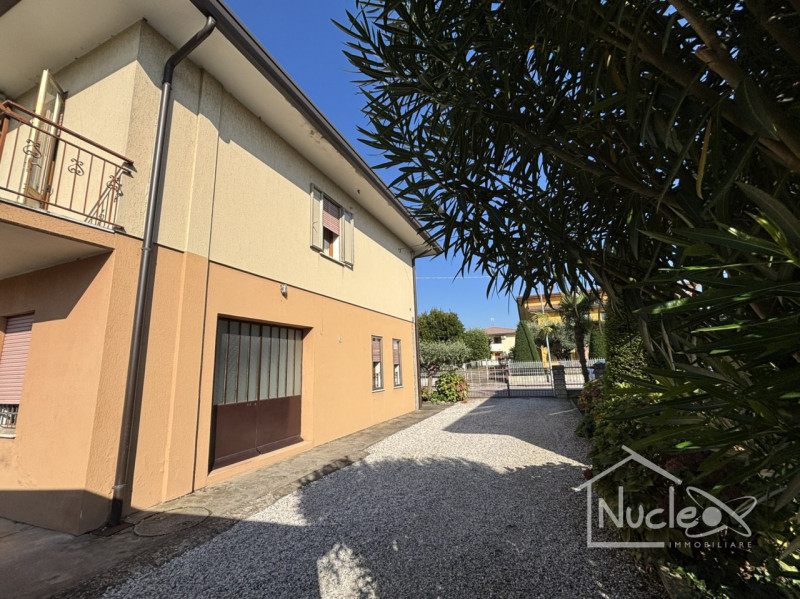 Pernumia, in quartiere residenziale tranquillo, su strada di quartiere poco trafficata, vendesi c...