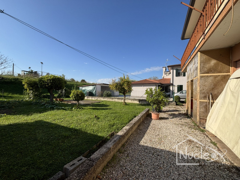 Pernumia, in quartiere residenziale tranquillo, su strada di quartiere poco trafficata, vendesi c...