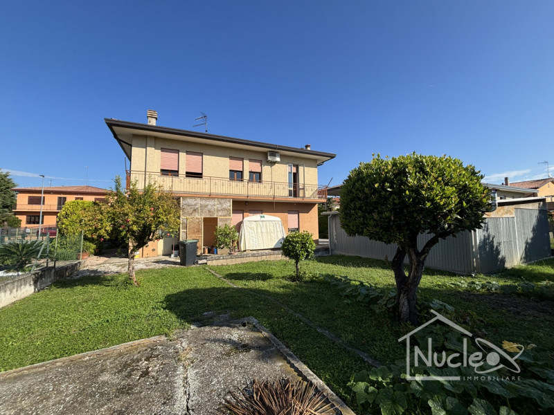 Pernumia, in quartiere residenziale tranquillo, su strada di quartiere poco trafficata, vendesi c...