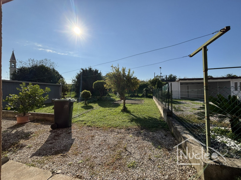 Pernumia, in quartiere residenziale tranquillo, su strada di quartiere poco trafficata, vendesi c...