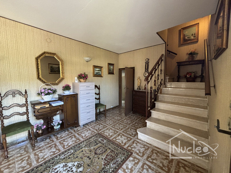 Pernumia, in quartiere residenziale tranquillo, su strada di quartiere poco trafficata, vendesi c...