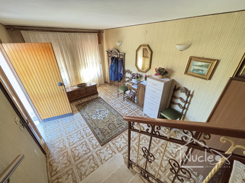 Pernumia, in quartiere residenziale tranquillo, su strada di quartiere poco trafficata, vendesi c...