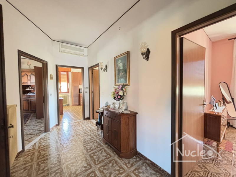 Pernumia, in quartiere residenziale tranquillo, su strada di quartiere poco trafficata, vendesi c...