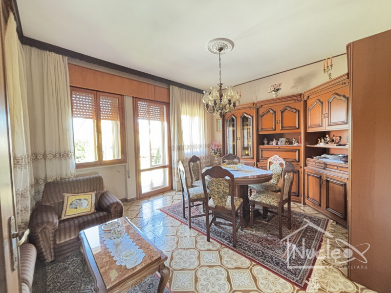 Pernumia, in quartiere residenziale tranquillo, su strada di quartiere poco trafficata, vendesi c...