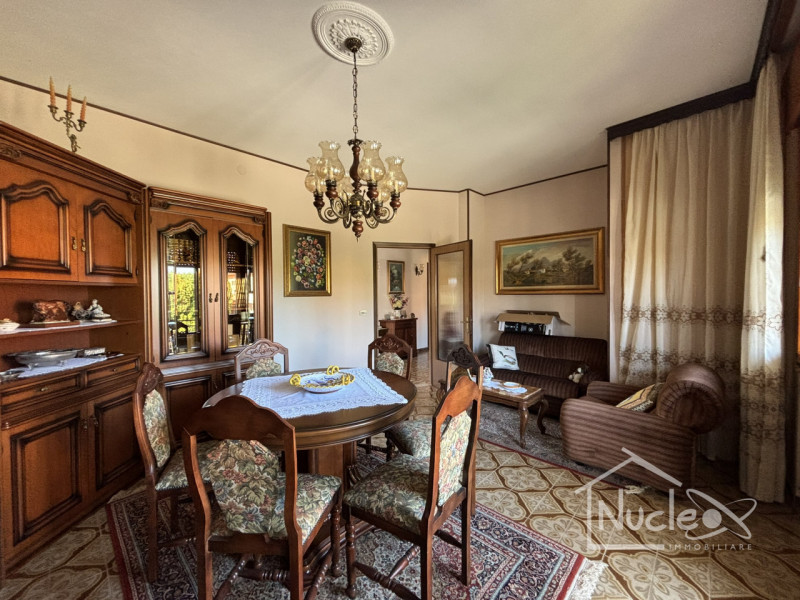 Pernumia, in quartiere residenziale tranquillo, su strada di quartiere poco trafficata, vendesi c...