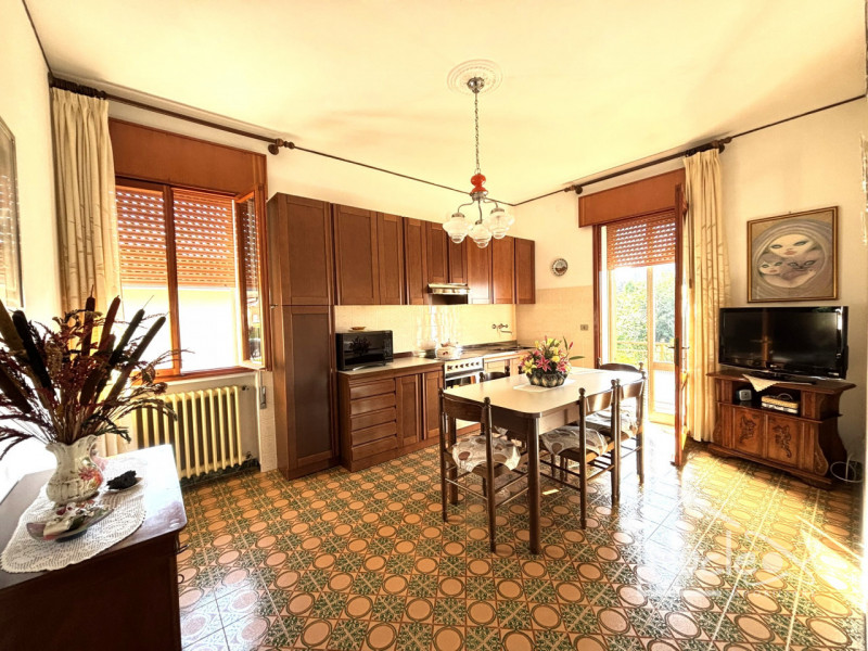 Pernumia, in quartiere residenziale tranquillo, su strada di quartiere poco trafficata, vendesi c...