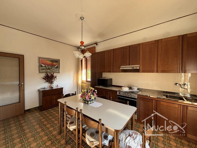 Pernumia, in quartiere residenziale tranquillo, su strada di quartiere poco trafficata, vendesi c...