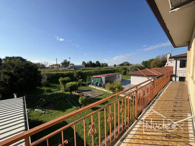 Pernumia, in quartiere residenziale tranquillo, su strada di quartiere poco trafficata, vendesi c...