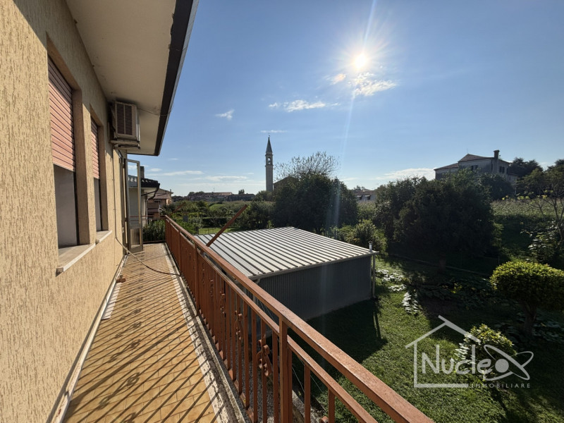 Pernumia, in quartiere residenziale tranquillo, su strada di quartiere poco trafficata, vendesi c...