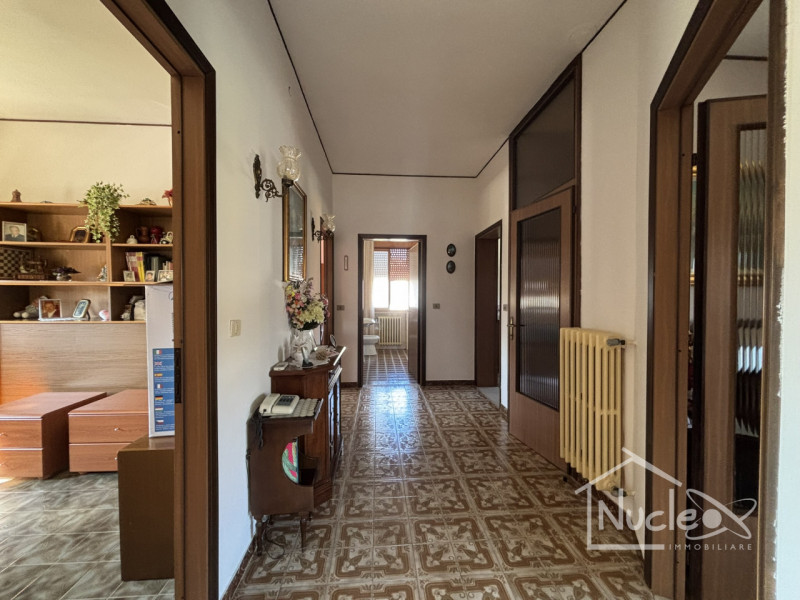 Pernumia, in quartiere residenziale tranquillo, su strada di quartiere poco trafficata, vendesi c...