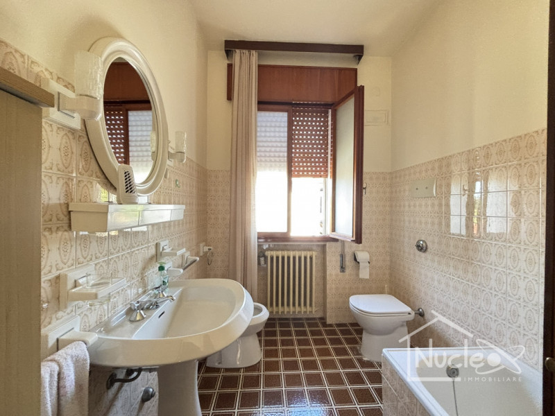 Pernumia, in quartiere residenziale tranquillo, su strada di quartiere poco trafficata, vendesi c...